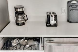 Modern 2BR I Gym I Parking I Workspace - Dallas - 1