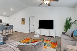 New With Heated SaltWater Pool! Great for 2 Families - 9