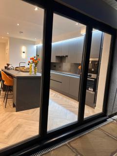 R5 - Luxury Private Ensuite Self-contained Room - Newly renovated - Halesowen - 2