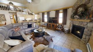 McCues Mountain Retreat - WiFi - Satellite - Washer - Dryer - Near The River - Fireplace - Grill - 7