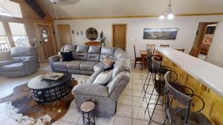 McCues Mountain Retreat - WiFi - Satellite - Washer - Dryer - Near The River - Fireplace - Grill - Red River - 3