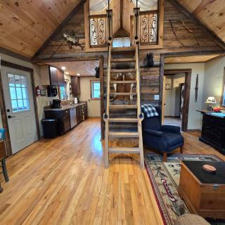 Couples Getaway Cabin with a Loft - Firepit - Creek - Dahlonega - 8