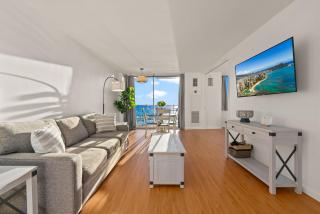 Newly Renovated Oceanfront Waikiki- Ilikai Marina - Honolulu - 8