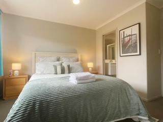 Walking distance to Rototuna Shopping Centre - Hamilton - 4
