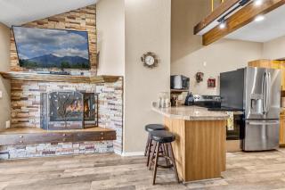 Charming Country Club Condo with Loft & Fireplace - 9