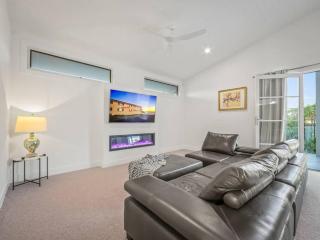 Luxurious 4-BR Mansion with Tennis Court and Pool! - Gold Coast - 4