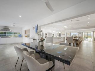 Luxurious 4-BR Mansion with Tennis Court and Pool! - Gold Coast - 3