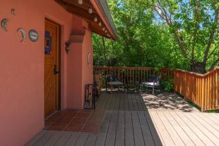 Hot Tub, Artsy Family Adobe, 4mins Plaza! Private Deck & Yard - Taos - 6