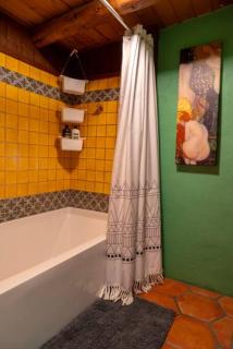 Hot Tub, Artsy Family Adobe, 4mins Plaza! Private Deck & Yard - Taos - 2