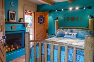 Hot Tub, Artsy Family Adobe, 4mins Plaza! Private Deck & Yard - Taos - 7