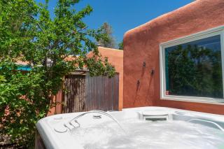 Hot Tub, Artsy Family Adobe, 4mins Plaza! Private Deck & Yard - 5