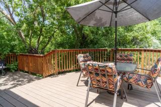 Hot Tub, Artsy Family Adobe, 4mins Plaza! Private Deck & Yard - Taos - 8