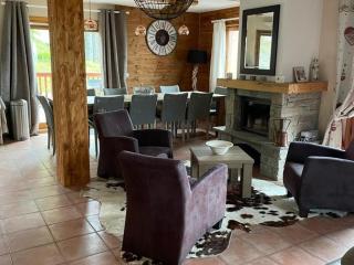 Chalet 10 pers., 150m² aux pieds des pistes, 5 ch., 3 sdb, WiFi, parking couvert - FR-1-807-81 - 0