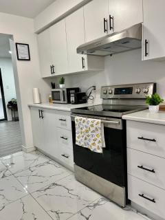 K1 Private Bathroom Queen Bed Room - Mississauga - 2