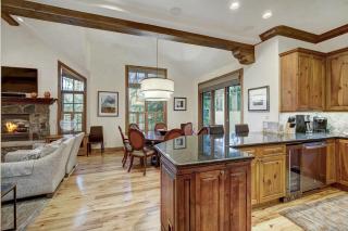4BR Plus Den Platinum Townhome, Walk to lift townhouse - 4