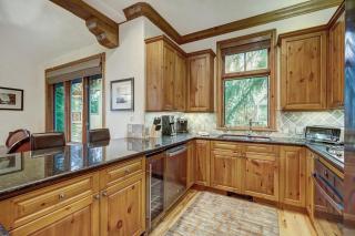 4BR Plus Den Platinum Townhome, Walk to lift townhouse - 3