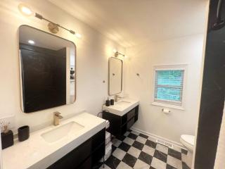 Blue House, King Bed, Grill, Pool Table, Air Hockey, Ping Pong - 5