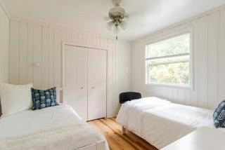 Lakeside Retreat - Cozy Cottage with Firepit - Hartland - 3