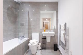 Modern 2- Bedroom Apartment in Central Redhill! - 5