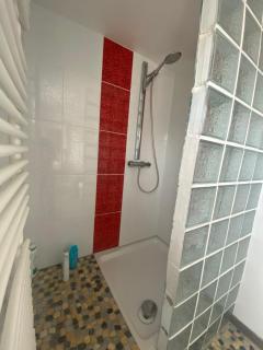 Chambre safari individuelle avec parti commune A 6min de l A26 et 15 min de stOmer, lumbres et aire sur la lys - Ecques - 1