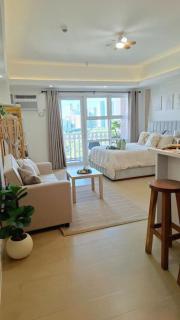 Luxury Bohemian Condo Venice Canal Mall & BGC Views - Manila - 5