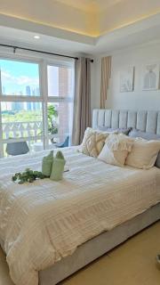 Luxury Bohemian Condo Venice Canal Mall & BGC Views - Manila - 2