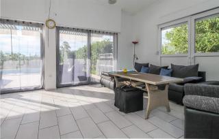 Three-Bedroom Holiday Home In Brtonigla - Brtonigla - 1