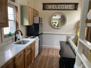 Caretakers Apartment-Split level Full Bed with European Bath Pet Friendly fee applies - 9