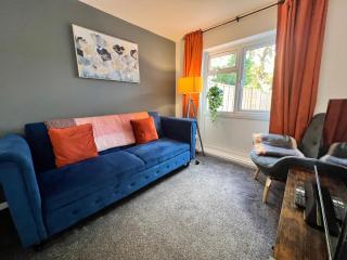 New!! Refurbished 4 Bedroom House in the Heart of Basildon I Weekly or Monthly Stay Offer I Free Parking I Sleeps 7 - Basildon - 4