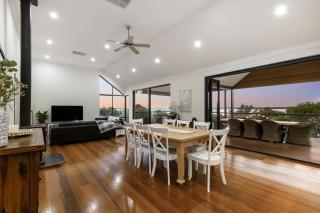 Estuary Views Balcony & Family Movie Nights - 8