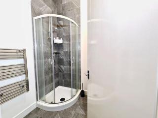 Ideal for Groups - 2 Bedroom Modern Apartment - Free Parking, Transit links, Close to Stadiums - 5