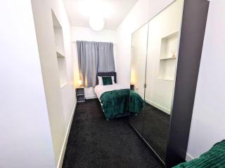 Ideal for Groups - 2 Bedroom Modern Apartment - Free Parking, Transit links, Close to Stadiums - 1