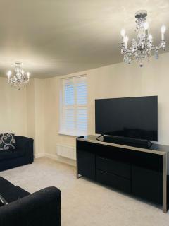 House-Sleeps 8-Parking-Garden - - 6