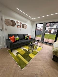 Luxury fully Self-Contained Studio with private bathroom and kitchen R6 - 6