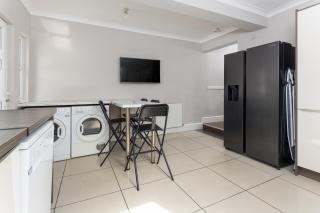 Room 1 at Jubilee House - Free Parking, Self Check-In, Fast WiFi and Smart TV by Yoko Property - Liverpool - 1