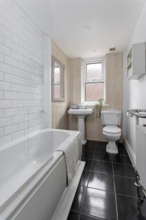 Room 1 at Jubilee House - Free Parking, Self Check-In, Fast WiFi and Smart TV by Yoko Property - Liverpool - 6