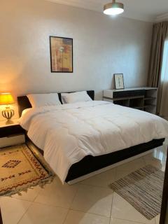 Luxury Corniche Apartment - Near Beach & Amenities - 0