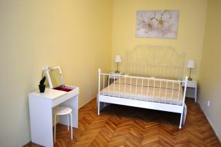 Sunflower 2BDR Flat By Ruterra - Prague - 1