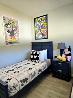 Luxury 4BR, Sleeps 12, Heated Pool, Near Universal Studios - 1