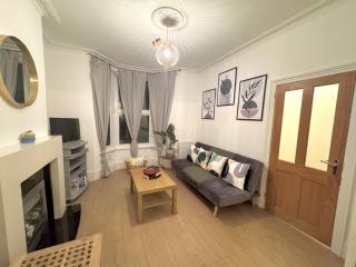 Spacious 3 bedroom house near Central London, O2, ExCel, Stratford, Tube Station & Parking Available - Londra - 8