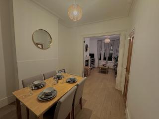 Spacious 3 bedroom house near Central London, O2, ExCel, Stratford, Tube Station & Parking Available - Londra - 7
