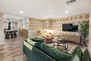 This is it - Great Location -13 Beds - Pool - Gym - Phoenix - 3