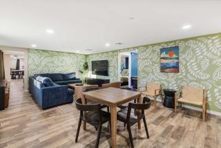 This is it - Great Location -13 Beds - Pool - Gym - Phoenix - 9