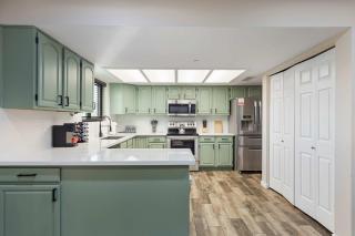 This is it - Great Location -13 Beds - Pool - Gym - Phoenix - 1