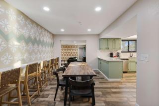 This is it - Great Location -13 Beds - Pool - Gym - Phoenix - 2