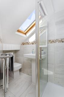 Room 2 at Jubilee House - Free Parking, Self Check-In, Fast WiFi and Smart TV by Yoko Property - Liverpool - 4