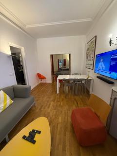 2 Bedroom with Spacious Terrace minutes from Champs Elysées - París - 2
