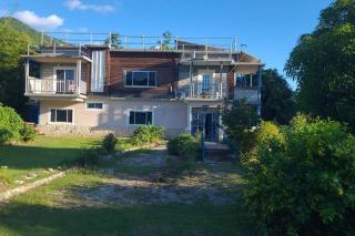 Val's Waterfront Ecoluxe Cottage - Blue Hole - 0