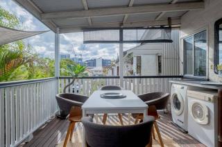 Art Deco Retreat, Shops & Cafes, Public Street Parking - Brisbane - 3