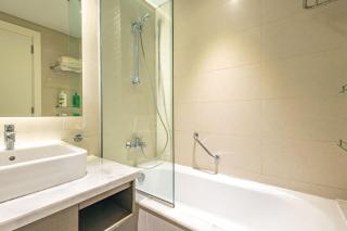 Chic Studio with Balcony - Canal Bay & Pool Views - Dubai - 3